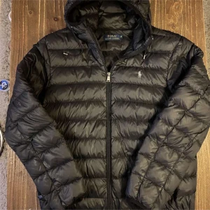 Ralph Lauren jacka  - Säljer en skön Ralph Lauren jacka perfekt nu till vintern! | Storlek M men passar S | Skick 8/10, 1 defekt (se sista bild) | Pris 1599 pga skicket | Bara höra av sig vid frågor 🙌