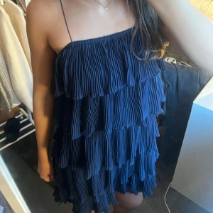 Blå volangklänning - Så söt mörkblå volangklänning