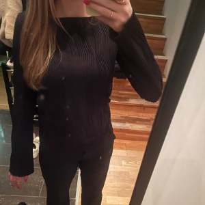 Svart ribbad tröja - Supersnygg svart ribbad tröja med långa ärmar från Gina Tricot💕