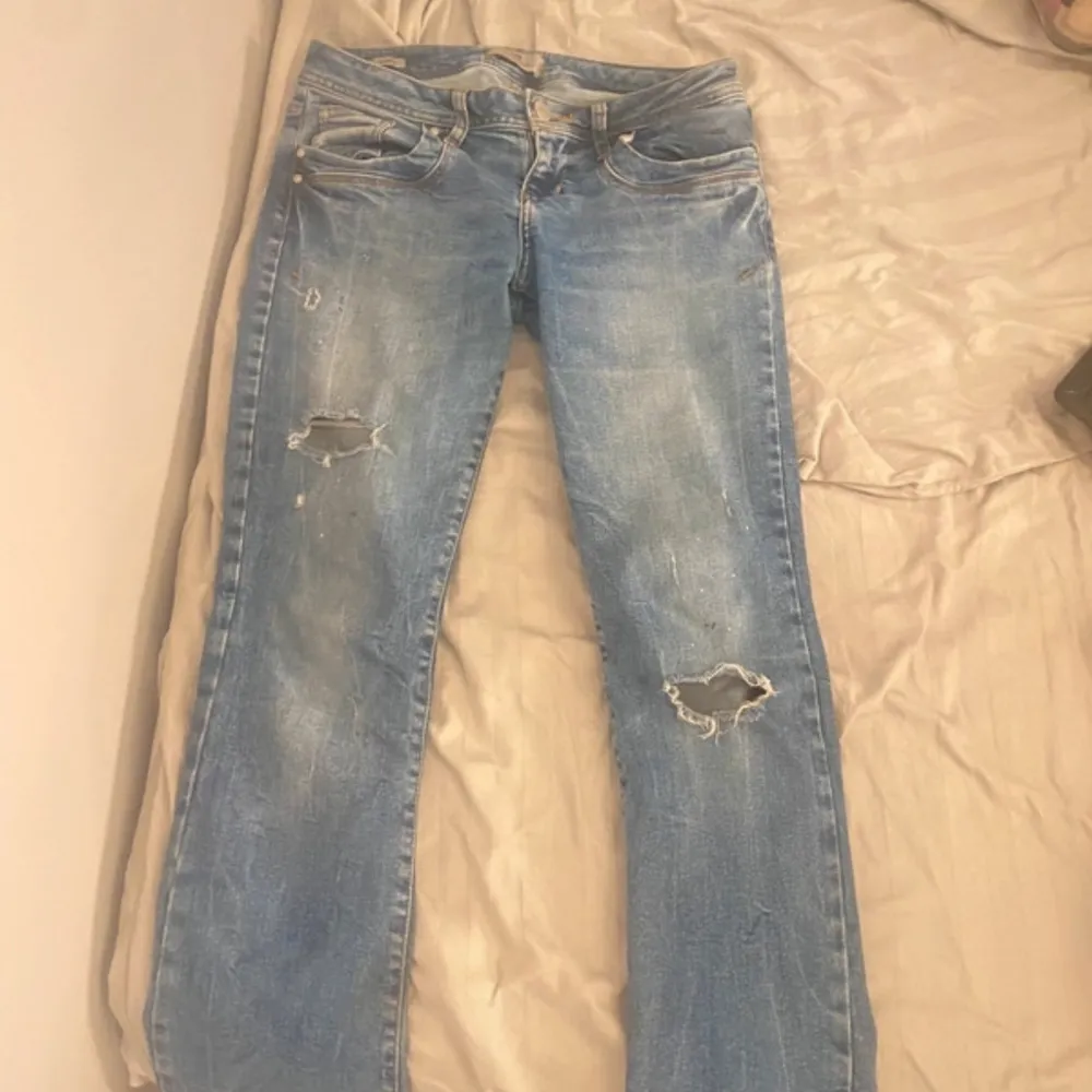 Säljer ett par blå jeans från ltb, i bra skick med coola slitningar på knäna. De har en klassisk femficksdesign och en bekväm passform. Perfekta för en avslappnad vardagslook! Storlek 27x30. Jeans & Byxor.