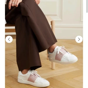 Valentino skor - Säljer mina valentino open som tyvärr inte passade i storleken☺️De är alltså i nyskick, box, dustbag,skosnören,kvitto medföljer🥰