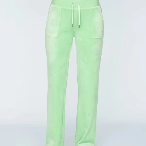 Gröna mjukisbyxor - Säljer ett par ljusgröna Juicy byxor i skönt material. De har en normal passform med snörning i midjan och praktiska fickor fram. Perfekta för en avslappnad dag hemma eller en promenad i parken. Superbekväma och stilrena!