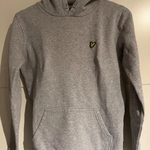 Lyle & Scott hoodie - Hej säljer en av mina gamla hoodies. Den är i storlek 12/13 år det finns inga skador på den.