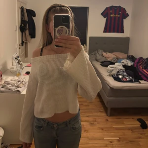 Vit offshoulder tröja - Säljer en superfin vit offshoulder tröja som är croppad och perfekt för vår och sommar. Den har långa ärmar och är gjord i ett mjukt material som känns skönt mot huden. Passar perfekt till jeans eller kjol för en avslappnad men stilren look. Perfekt för både vardag och fest! 🌟