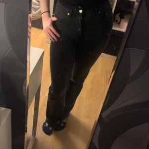 Gråa jeans från ONLY - Säljer ett par gråa jeans från ONLY i storlek M. De är i bra skick och har en klassisk design. Högmidjade och bootcut. Använda max 5 gånger.🤍