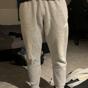 Nike Mjukisbyxor 'Grå' - Nike Mjukisbyxor i storlek S. Köpta för ungefär 3-4 år sedan men fortfarande i bra skick. Köpta för ungefär 699. 