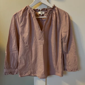 Rosa blus  - Rosa blus från Noa Noa med volanger. Passar storlek 34/36