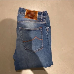 Jacob Cohen jeans - Säljer ett par snygga blå jeans från Jacob Cohen.  De är i populära modellen 622. Byxorna är i gott skick och är i storlek 33
