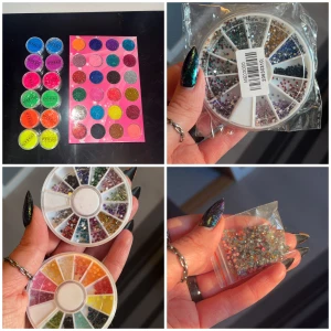 Nagelkonsttillbehör och verktygspaket - Säljer ett paket med nagelkonsttillbehör och verktyg. Inkluderar färgglada glitterburkar, rhinestones i olika färger, nagelfilar, svampblock, nagelborstar, nagelformar, gelmallar, hållare för nagellack, stämpelverktyg och dotting tools. Perfekt för att skapa unika nageldesigner hemma ☺️🌸