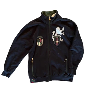 University Zipper vintage crewneck - Någon university championship crewneck. Baggy fit. Grön dragkedja nice material på tyget