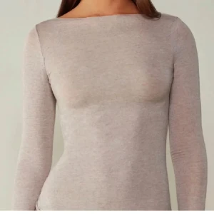 Intimissimi tröja  - Intimissimi topp som har använts fåtal gånger. Har ett pyttelitet hål vid ärmen men är det är inte synligt ❤️🎀