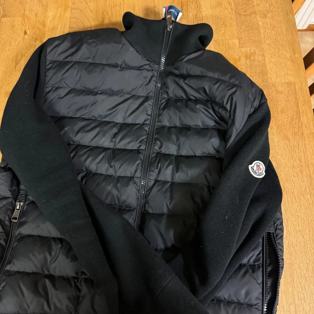 Moncler Cardigan Storlek: M Inga deffekter, nyskick.  Skriv för mer information. Jackor.