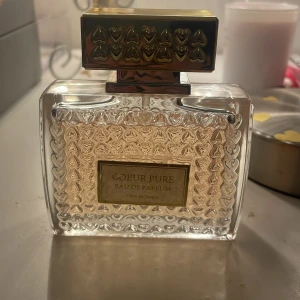 Parfym - Jag säljer en parfym då jag inte använder den har använt den en enda gång. Märket på parfymen är lite skadat men annars är den typ helt ny💗