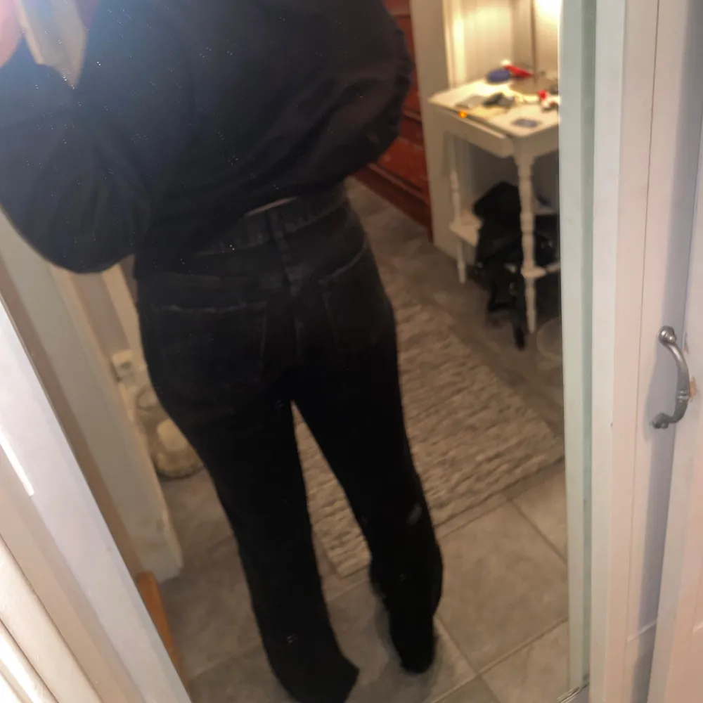 Assnygga Svarta stentvättade jeans med snygg slit, perfekt till vardag eller uppklätt med svarta klackar😍😍Nästan aldrig haft på mig pga storleken, 40 men sitter som 38. Älskar dessa byxor, snyggt till hösten. Jag är 173 cm. Jeans & Byxor.