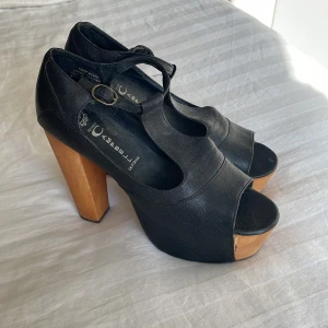 Klackar - Säljer mina Jeffrey Campbell klackar. Lite skavanker på därav priset