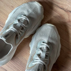 Axel Arigato 👟Sneakers - Snygga sneakers i ”greige” med högre sula i mycket god kvalité - Litet slitage (se bild 3) + Nytvättade  + Unisex 