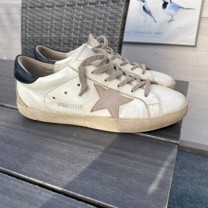 Golden Goose - skor - Intressekol på mina feta golden goose skor, de är i mycket bra skick. Däremot är sulan sliten. Storlek 42 men är små i storleken. Hör av dig vid funderingar🙌 Kan även tänka mig byten