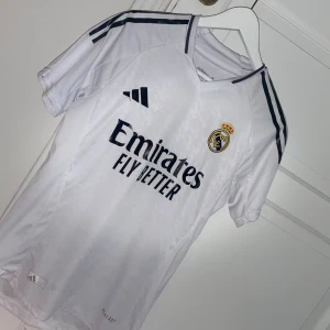 Real Madrid tröja - Bra kvalitet har tvättat den inte använd inte äkta tänk så hära Coca-Cola light coca cola normal and Coca-Cola zebror guzzar kvar för du tog de me bara denna tröjan 