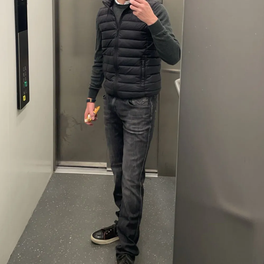 Tjena säljer mina Replay anbass jeans i modellen slim fit. De är använda ca 3 gånger så de är i nyskick! Nypris ligger på 1790. De passar mig som är 183 men lite stora i midjan. Skriv om du har fler frågor! Kvitto finns.. Jeans & Byxor.