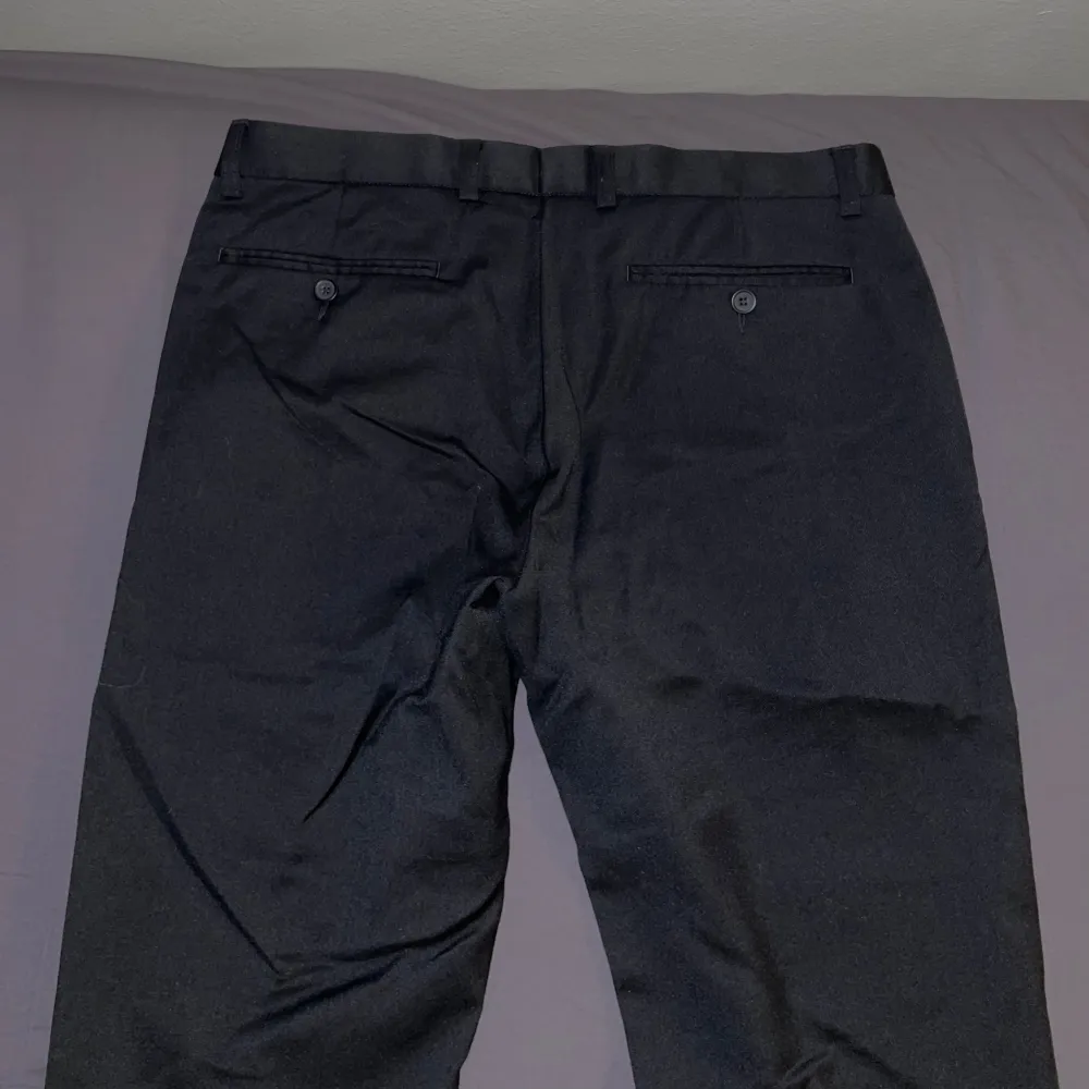 Svart kostymbyxa från Dressman, slim fit i passformen. Storlek W32/L30.  Använd en enda gång, är som ny.. Jeans & Byxor.