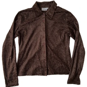 Brun skjorta textur Hennes - Brun topp/skjorta/blus från Hennes med strukturerad tyg. Väldigt mjuk och skön. Storlek M, passar 36/S. 🤎