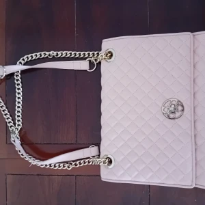 Guess axelremsväska - Köpt i Miami Beach.