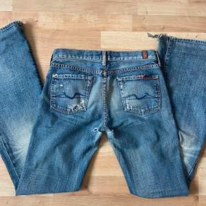 Sååå sinnesjukt snygga jeans ifrån ”7 for all mankind” som tyvärr var för stora, bilderna är lånade från tidigare ägare!! Midjemåttet är 36cm rakt över, Innerbenslängd är 85 cm, grenhöjden är 20 cm. Jeansen har lite defekter som syns på bilderna💞💞💞