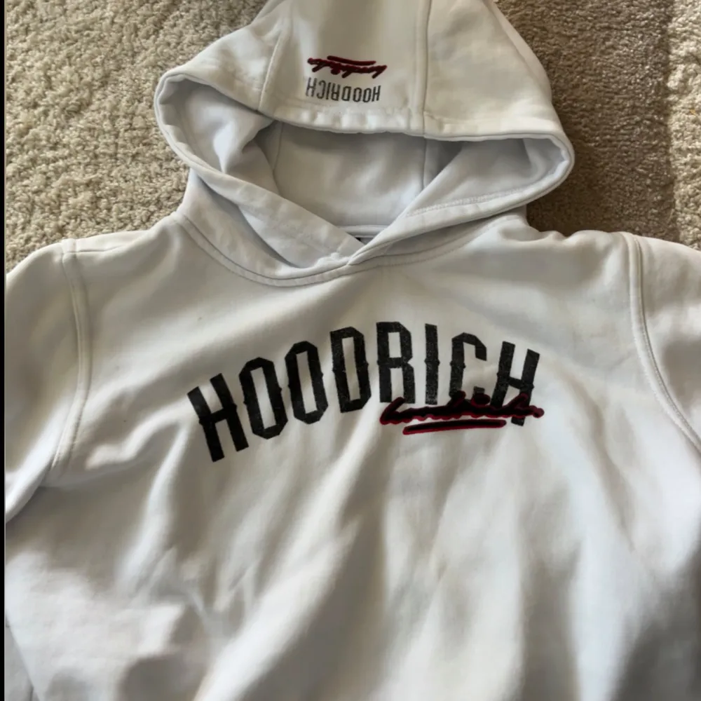 Hej säljer min Hoodrich tröja bra skick. Skriv dm om mer frågar. Pris går o diskutera . Hoodies.