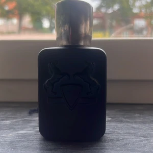 Parfums de marley Layton  - Säljer min pdm Layton parfym som ej används längre. Lite mer än 2/3 kvar i flaskan. Boxen ingår.