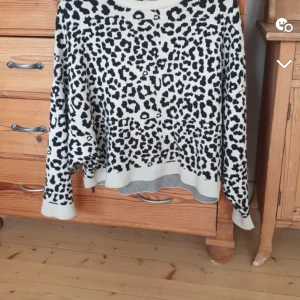 Leopardmönstrad stickad tröja från Gina Tricot - Säljer en supercool leopardmönstrad tröja från Gina Tricot. Den är stickad och har en skön passform med långa ärmar. Perfekt för att liva upp din garderob med lite djurmönster! 🐆