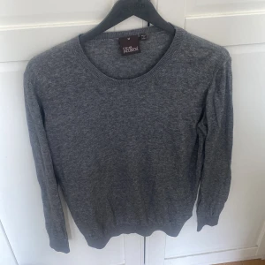 Oscar jacobson tröja - Säljer denna gråa tröja från Oscar Jacobsson. Väldigt lätt använd, högst 4 gånger. Fler bilder går att lösa, bara att skriva privat vid någon fundering