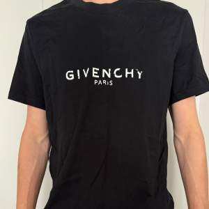 Jättefin givenchy tshirt, knappt använd jättefint skick. Pris kan diskuteras