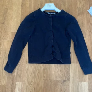 Svart fin-kofta från hm - Den är svart med svarta knappar och i bra skick👌🏻