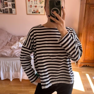 Randig COS tröja - Randig tröja från cos i storlek M. Ränderna är mörk mörk blå och vit. Ganska bra skick!