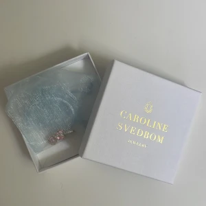 Örhängen  - Säljer dessa superfina örhängen från Caroline Svedbom som tyvärr aldrig kommit till användning! Fick dem i studentpresent 2022! De är rosa superfina som verkligen kan göra det lilla extra till en tråkig outfit!