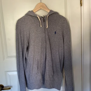 Ralph Lauren zip - Säljer min gråa Ralph Lauren zip hoodie i storlek S som är lite kort på mig. Sparsamt använd men inga tecken på användning. Nypris ca 1600 mitt pris 900