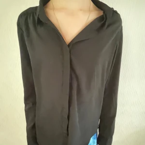 Svart Skorta  - Svart skorta. Storlek 134/140.