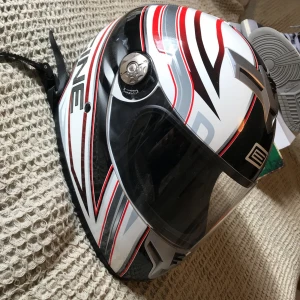 Mope/motorcyckel hjälm  - Helt ny hjälm bara haft den på mig aldrig använt ute 