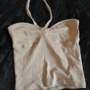 Topp - Topp från Gina tricot! Aldrig använd!  Hyfsat liten i storleken 