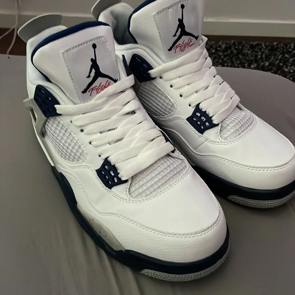 Nya Jordan 4 midnight navy använda en gång. Skor.