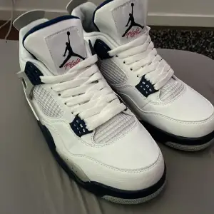 Nya Jordan 4 midnight navy använda en gång