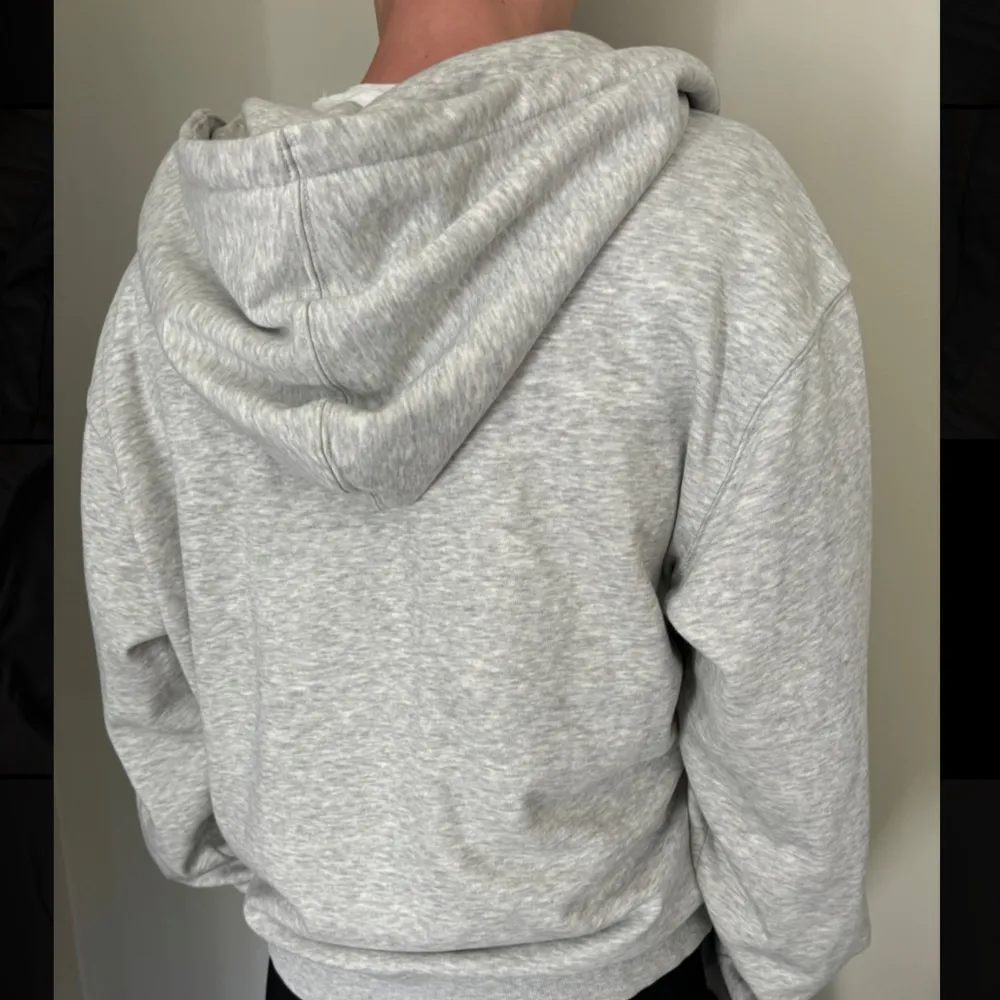 Säljer en supermjuk och bekväm grå hoodie från Weekday. Den har en dragkedja framtill och en stor huva. Perfekt för chill dagar eller när du bara vill mysa till det. Den är i bra skick och passar till allt! Ordinarie pris 599kr. Hoodies.