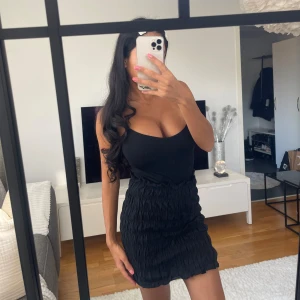 Linne body och/eller kjol - Svart linne body: Bikbok stl XS (50 kr) Svart kjol: (50 kr) helt ny med prislapp. 