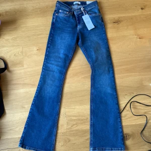 Low waist bootcut jeans  - Ett par helt nya bootcut jeans ifrån Gina Tricot (modell low boot)i storlek 36!  Jeansen är oanvända med lappen kvar, nypris är 499 kr. Om du vill ha fler bilder samt mått eller andra frågor är det bara att skriva så fixar jag det! Säljer pga att de 