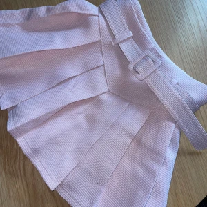 Rosa minikjol - Jag köpte kjolen utomlands och har använt den en gång då den är riktig kort. 