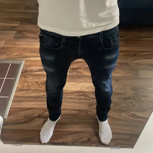 Replay Anbass Jeans -  Replay anbass jeans i storlek 30-32 mörkblåa. Skick 9/10 inge skador. Skriv vid funderingar.