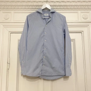 ETON skjorta ljusblå, storlek 38 - Eton skjorta storlek 38 i mycket fint skick. Jag har flera olika varianter till salu. Nypris: 2000 kr. Köpet är slutgiltigt.