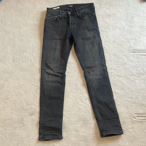 Jack n Jones jeans - Säljer nu ett par schyssta Jack n Jones jeans med en skön slim fit passform, passar dig som är mellan 160-170! Priset går att diskutera vid snabb affär👍🏼