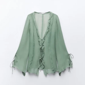 Zara blus💕 - Söt halvt genomskinlig blus av viskos i storleken XS. V-ringning och långa ärmar med knytband och  med främre knytband. 💖 Har tyvärr ingen användning för den då den är för liten.💞