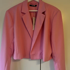 Rosa cropped kavaj - En rosa cropped kavaj från Gina tricot i strl XL, aldrig använd.